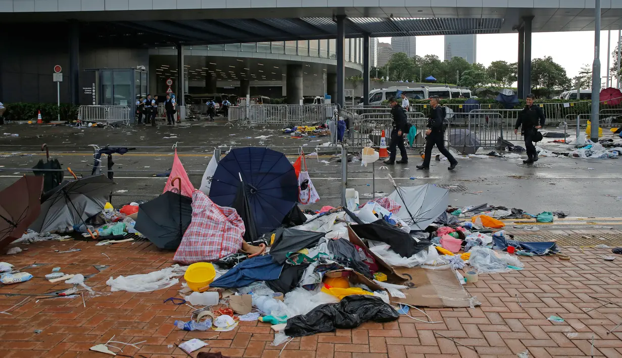 Tumpukan sampah terlihat di luar Dewan Legislatif yang penuh sampah di Hong Kong (13/6/2019). Lalu lintas telah dipulihkan di jantung Hong Kong sehari setelah bentrokan antara polisi dan pengunjuk rasa yang menolak RUU Ekstradisi . (AP Photo/Kin Cheung)