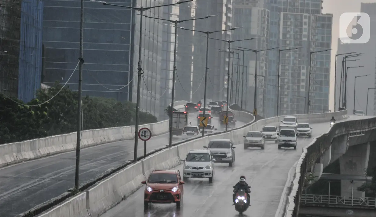 Arus kendaraan melintas saat hujan disertai angin kencang terjadi di Jalan Raya Casablanca, Jakarta Selatan, Selasa (8/3/2022).  BMKG memprediksi cuaca ekstrem berupa hujan lebat disertai angin kencang akan terjadi hingga April ini di wilayah Jabodetabek. (merdeka.com/Iqbal S. Nugroho)
