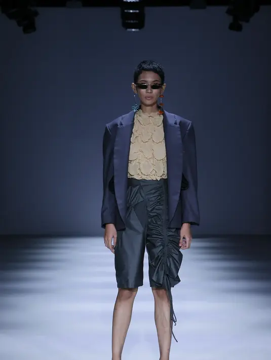 Kenangan tersebut kemudian ia terjemahkan lewat warna-warna cerah yang menjadi benang merah koleksi ini. (JFW).