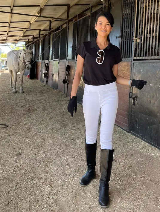 Gaya penampilan Farah Quinn saat berkuda pun sangat kece. Ia memakai polo hitam dan celana putih. Ia juga memakai sepatu hitam panjang untuk safety selama berkuda. Foto Farah berkuda pun banjir lik dan komentar dari netizen. (Liputan6.com/IG/farahquinnofficial)