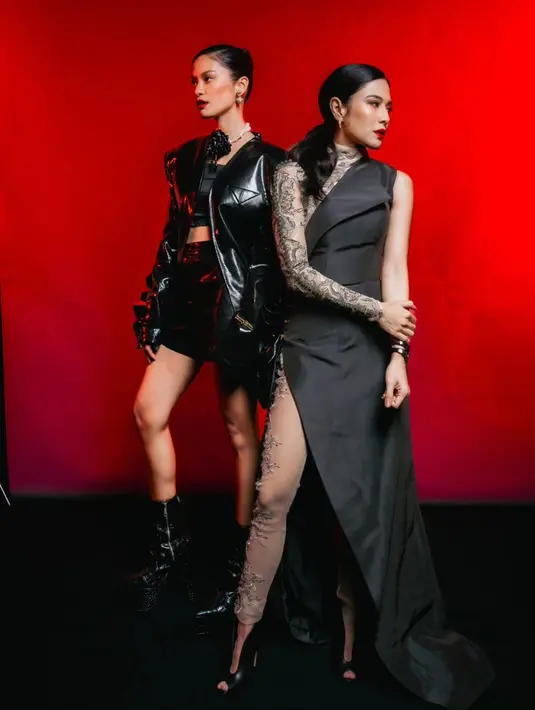 Hana Malasan tampil mengenakan cropped inner hitam yang ditumpuknya dengan blazer hitam dari kulit yang memiliki detail rumit di bagian lengannya. [Foto: Instagram/therealdisastr]