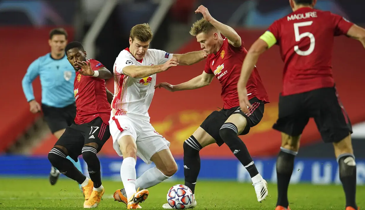 Pemain RB Leipzig Alexander Sorloth (tengah) berebut bola dengan pemain Manchester United Fred (kiri) dan Scott McTominay pada pertandingan Grup H Liga Champions di Stadion Old Trafford, Manchester, Inggris, Rabu (28/10/2020. MU menang 5-0, Marcus Rashford cetak hattrick. (AP Photo/Dave Thompson)
