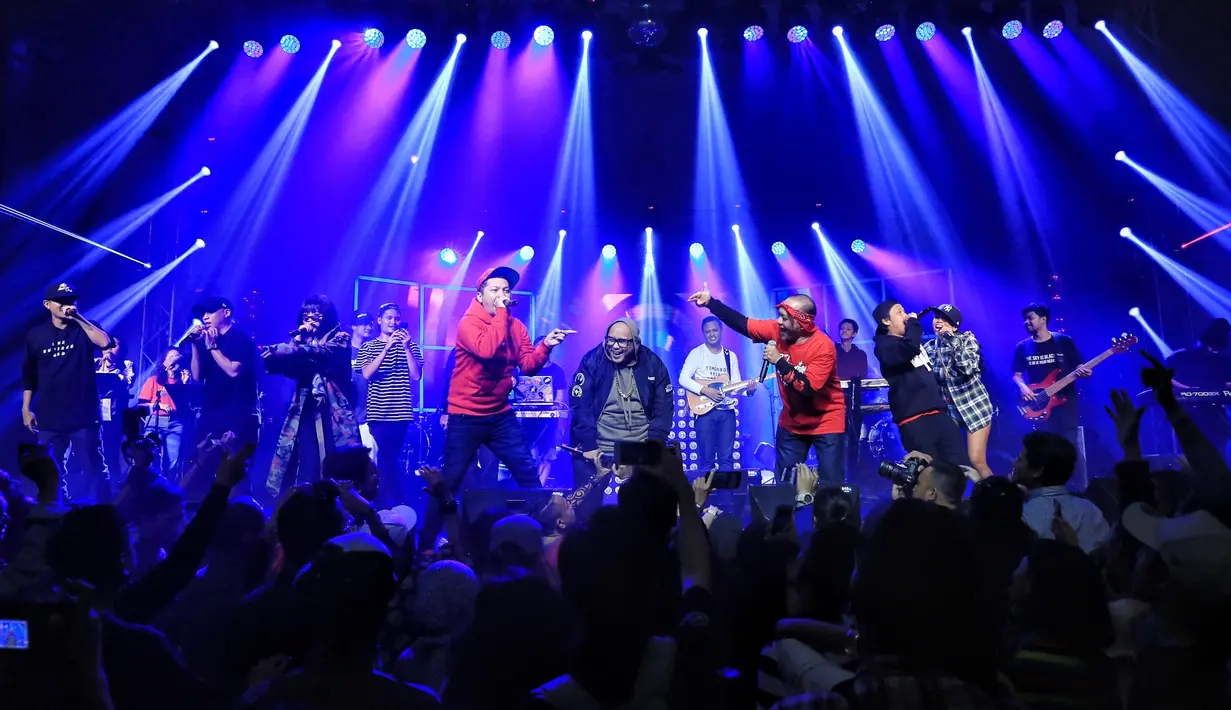 Para penonton makin bersemangat dan ikut nyanyi saat lagu Nombok Dong sebagai pembuka. Suasana makin meriah, teriakan histeris tak makin meramaikan suasana. Iwa membawa energi 90-an dalam konsernya. (Adrian Putra/Bintang.com)