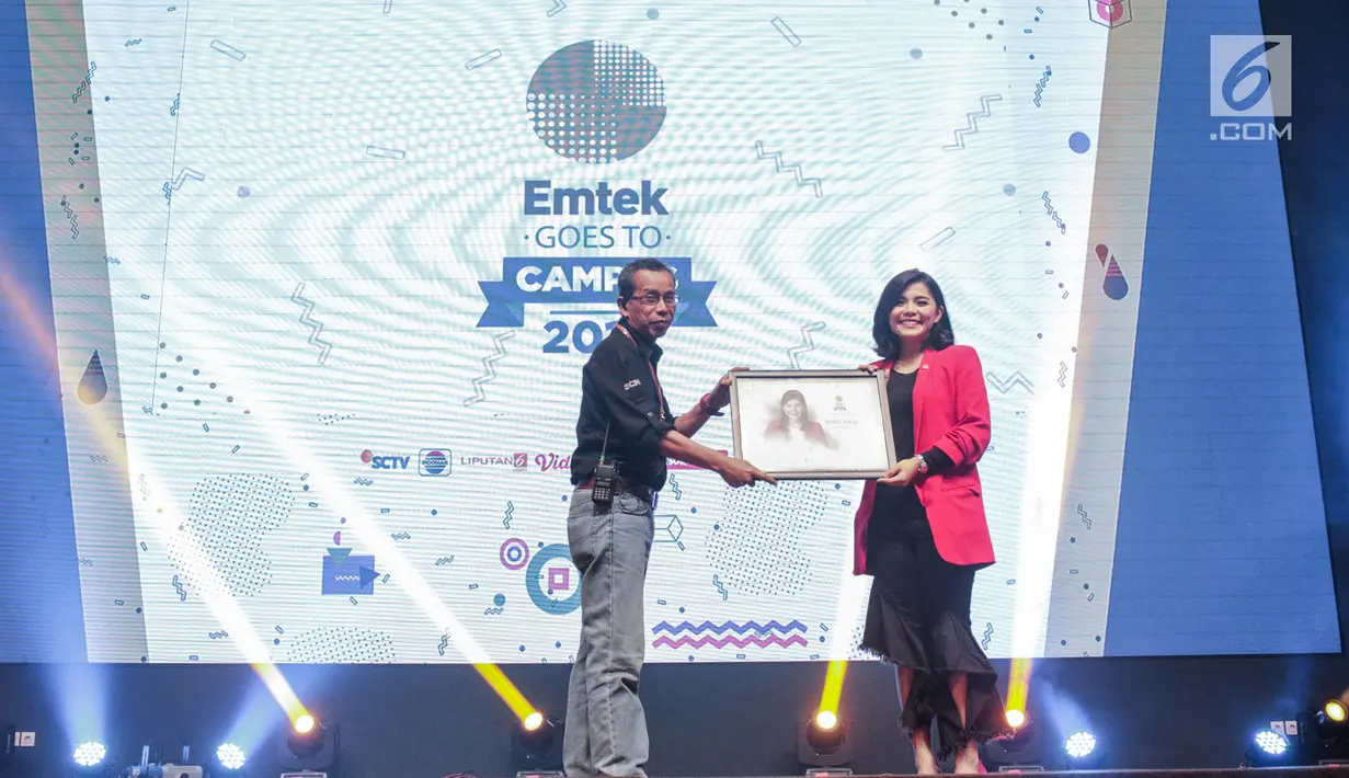 Motivator Merry Riana mendapat cendera mata usai menjadi pembicara dalam acara Emtek Goes to Campus 2018  di Universitas Kristen Petra Surabaya, Jawa Timur, Kamis (15/11). (Liputan6.com/Faizal Fanani)