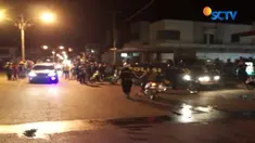 Polisi juga menembakan gas air mata. Langkah ini efektif mencegah para pelaku melarikan diri.