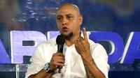 Legenda sepak bola Brasil, Roberto Carlos memberikan keterangan saat kegiatan BRImo Future Garuda di Lapangan BRILiaN Stadium, Jalan Fatmawati Raya, Jakarta, Selasa (30/05/2023). (Bola.com/Bagaskara Lazuardi)