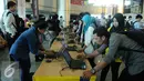 Pencari kerja mengisi aplikasi komputerisasi pada Indonesia Career Expo 2016 di SMESCO Exhibiton Hall, Jakarta, Jumat (8/1/2016). Berdasar data BPS pada Agustus 2015, jumlah penganggur terbuka mencapai 7,56 juta orang. (Liputan6.com/Helmi Fithriansyah)