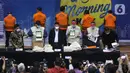 <p>Wakil Ketua KPK, Nawawi Pomolango (ketiga kiri) bersama petugas menunjukkan barang bukti terkait penetapan Menteri Kelautan dan Perikanan, Edhy Prabowo sebagai tersangka kasus dugaan suap calon eksportir benih lobster di Gedung KPK Jakarta, Rabu (25/11/2020). (Liputan6.com/Helmi Fithriansyah)</p>