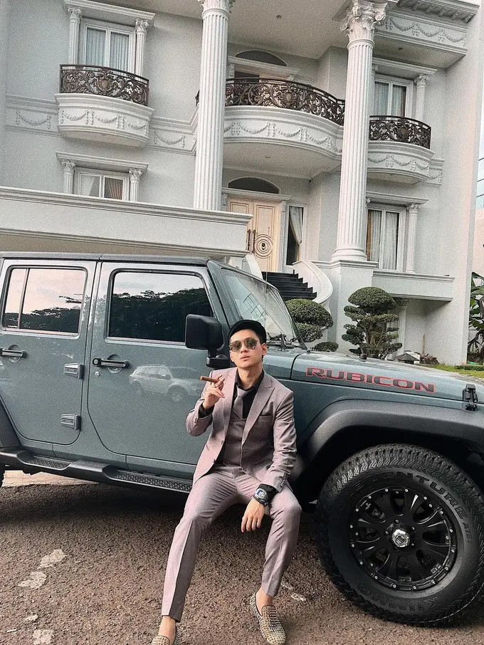 6 Potret Indra Kenz, Crazy Rich yang Kini Jadi Sorotan Warganet