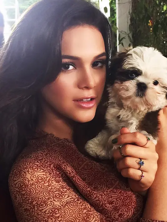 4. Bruna Marquezine - Model Brazil 22 tahun yang kini dikencani oleh Neymar Jr. Sempat berpacaran pada tahun 2012 namun kandas dua tahun setelahnya. Pada tahun 2017 mereka kembali menjalin hubungan yang harmonis, hingga sekarang. (Instagram)