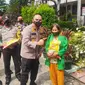Kepala Polresta Pekanbaru Komisaris Besar Pria Budi menyerahkan bantuan beras kepada warga terdampak Covid-19. (Liputan6.com/M Syukur)