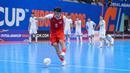 Pemain Timnas Futsal Indonesia, Israr Megantara gagal mengeksekusi tendangan penalti dalam laga final Piala Asia Futsal 2026 melawan Iran yang berlangsung di Indonesia Arena, Senayan, Jakarta, Sabtu (07/02/2026). (Bola.com/Bagaskara Lazuardi)
