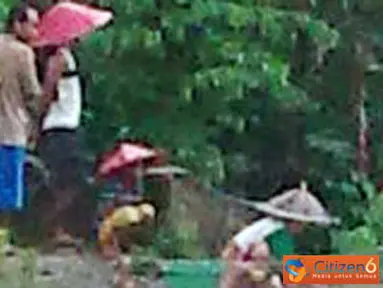 Citizen6, Pandeglang: Desa Cimoyan kecamatan Patia kabupaten Pandeglang Banten dilanda banjir setinggi 1,5 meter. (Pengirim: Ovi)