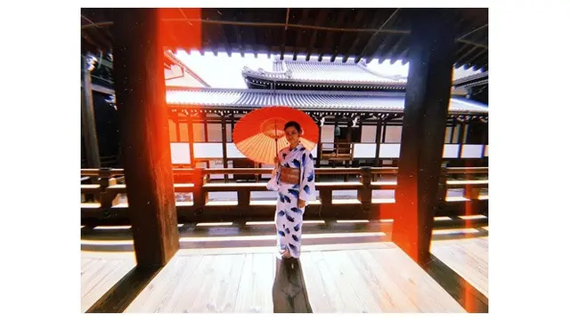 6 Potret Gustika Cucu Bung Hatta, Curi Perhatian Pakai Batik Slobog di HUT RI