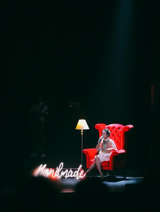 Raisa juga menggelar showcase untuk album barunya yang berjudul 'Handmade'. Kali ini ia menghibur para penggemarnya. (Adrian Putra/Bintang.com)