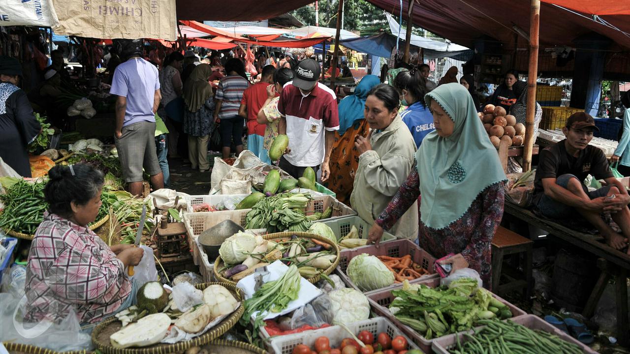 20160704-Penuhi Kebutuhan Lebaran, Warga Serbu Pasar Tradisional-Jakarta