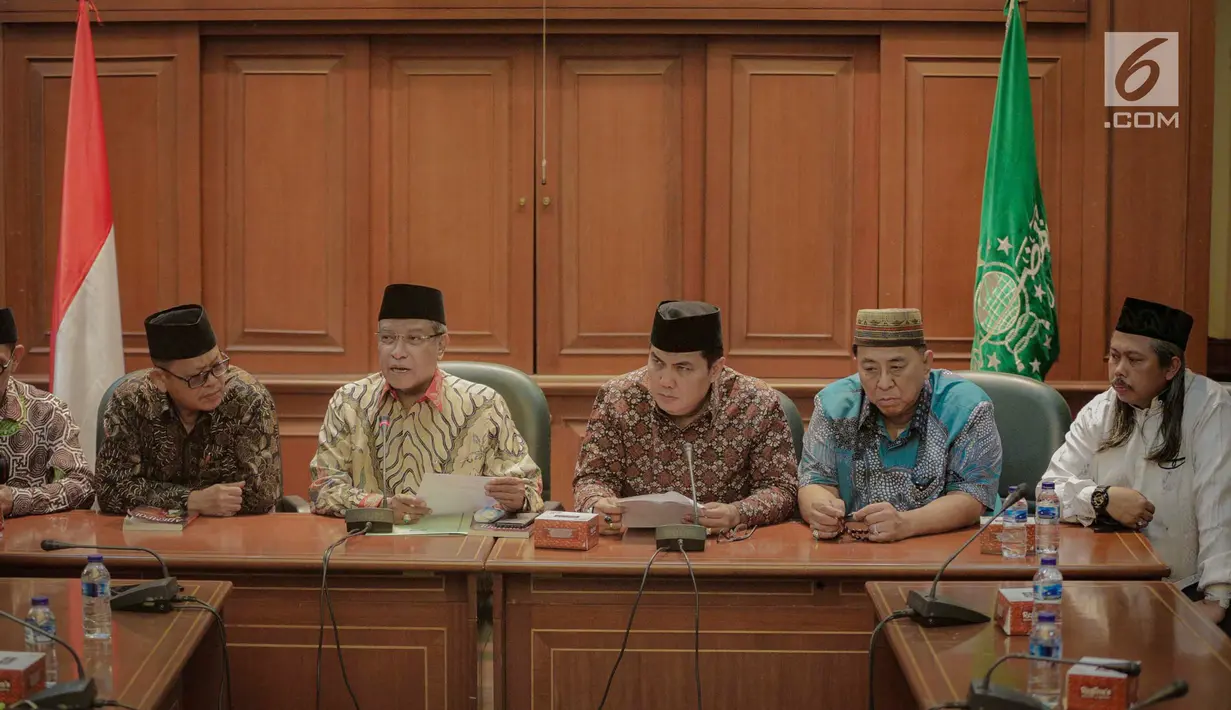 Ketua Umum PBNU Said Aqil Siradj (tiga kiri) didampingi sejumlah pengurus lainnya memberi keterangan saat konferensi pers terkait Pemilu 2019 di Kantor PBNU, Jakarta, Senin (15/4). PBNU juga mengingatkan masyarakat memilih wakil rakyat yang memenuhi kriteria profetik. (Liputan6.com/Faizal Fanani)