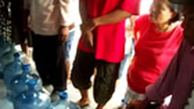 Demi Air Bersih, Air Isi Ulang Jadi Rebutan