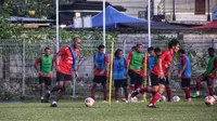 Leonard Tupamahu saat menjalani sesi latihan Bali United di Lapangan Yoga Perkanthi Jimbaran, Selasa (22/6/2021) sore WIB. (Bola.com/Maheswara Putra)