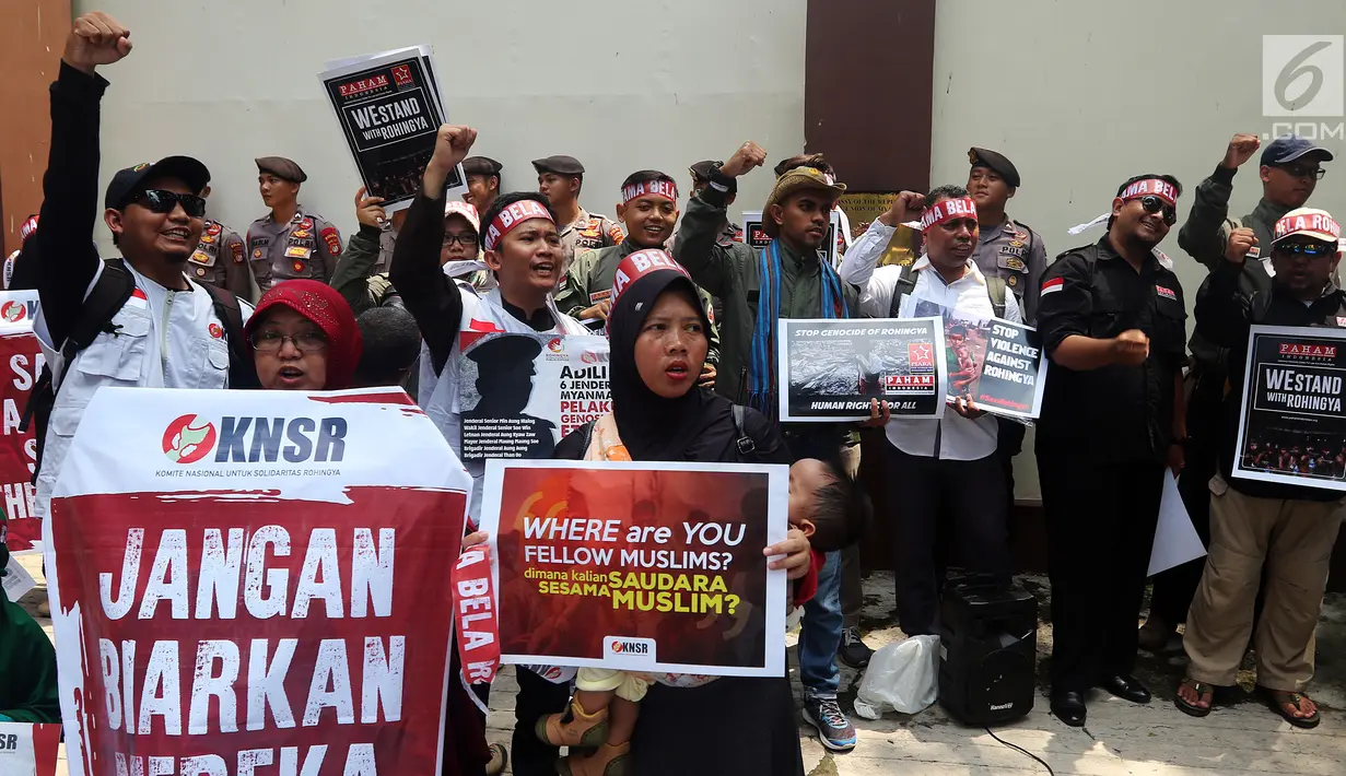 Komite Nasional Solidaritas Rohingya menggelar aksi di depan Kantor Duta Besar Myanmar, Jakarta, Rabu (5/12). Massa membawa sejumlah poster yang berisi kecaman terhadap pemerintah Myanmar. (Liputan6.com/JohanTallo)