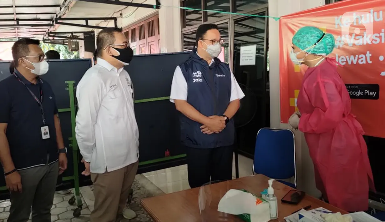 Gubernur DKI Jakarta, Anies Rasyid Baswedan (kanan), Dewan Kota Jakarta Timur Dani Taufik dan Sekretaris Perusahaan Bank DKI Herry Djufraini berbincang dengan petugas medis di vaksin keliling yang di inisiasi Pemprov DKI Jakarta, di Jakarta, Minggu (31/07/2021). (Liputan6.com/HO/Helmi)