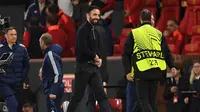 Pelatih Manchester United, Ruben Amorim tersenyum setelah menang atas Lyon dalam laga lanjutan Liga Europa 2024/2025 di Old Trafford, Manchester, Inggris, Jumat (18/04/2025) dini hari WIB. (AFP/Oli Scarff)