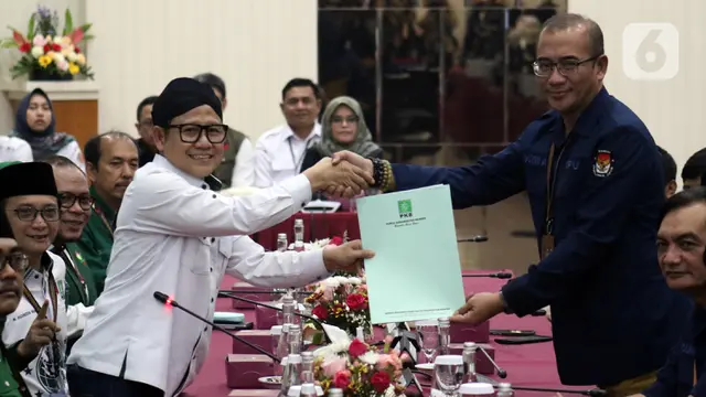 Kenakan Blangkon, Gus Muhaimin Daftarkan 580 Nama Bacaleg dari PKB ke KPU