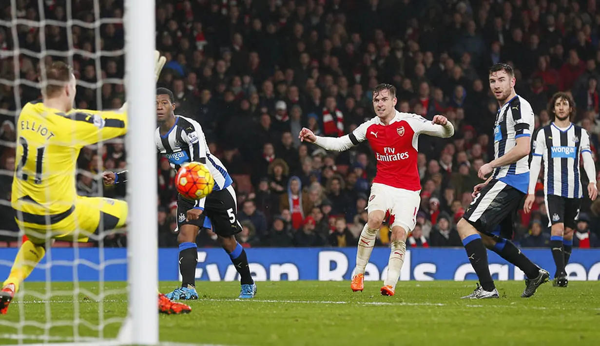 Kiper Newcastle, Rob Elliot, berhasil menahan tendangan pemain Arsenal, Aaron Ramsey, pada laga Liga Premier Inggris. Meski menang dan bermain di kandang penguasaan bola Arsenal hanya 49 persen. (Reuters/Eddie Keogh)