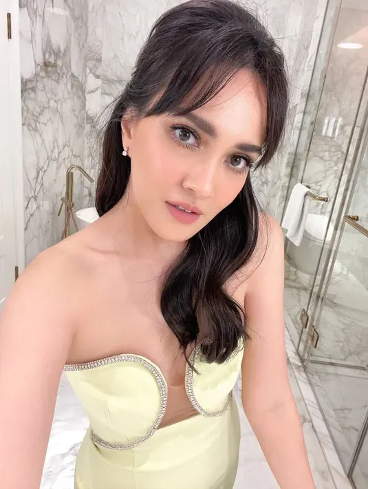 Dengan rambut half ponytail, Shandy Aulia pilih smokey eye dan lipstik nude pink [@shandyaulia]