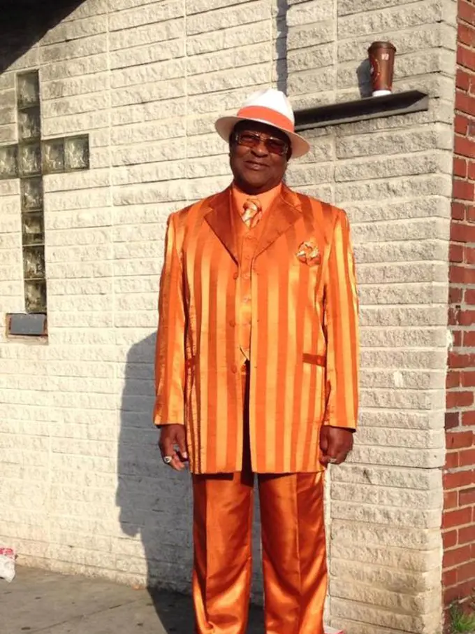 6 Gaya Nyentrik Pria Formal Seperti Pelangi Setiap Minggu