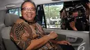 Menkop dan UKM AA Gede Ngurah Puspayoga memasuki mobil yang menjemputnya usai menyerahkan laporan harta kekayaan penyelenggara negara (LHKPN) kepada KPK, Jakarta, Senin   (10/11/2014) (Liputan6.com/MIftahul Hayat)