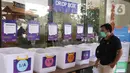 Pemohon memasukan dokumen ke drob box di mal pelayanan publik, Jakarta,Rabu (17/6/2020). Selain itu pengunjung yang hendak ke MPP harus terlebih dulu mendaftar antrean secara online melalui laman https://ptsp.jakarta.go.id/antrian/agar tidak terjadi penumpukan antrian. (Liputan6.com/Angga Yuniar)