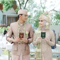 Pasangan selebritas Vicky Kalea dan Alliza Putri kompak memilih kebaya dan beskap warna cokelat yang terlihat sederhana dan bersahaja