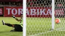 Gawang kiper Persija, Andritany Ardhiyasa, kebobolan oleh penalti striker Persipura, James Koko Lomell, pada laga Torabika Soccer Championship 2016 di Stadion Mandala, Jayapura, Jumat (29/4/2016). (Bola.com/Nicklas Hanoatubun)