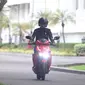 Presiden Joko Widodo (Jokowi) menjajal sepeda motor listrik Gesits di Istana Merdeka, Jakarta, Rabu (7/11). Motor listrik ini merupakan hasil kerja sama Garansindo dengan Institut Teknologi Sepuluh Nopember (ITS). (Liputan6.com/Angga Yuniar)