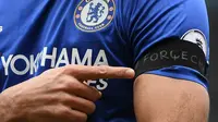 Striker Chelsea, Diego Costa, menunjuk ban hitam sebagai tanda berkabung atas kecelakaan pesawat LaMia Airlines 2933, usai membobol gawang Manchester City, di Etihad, Sabtu (3/12/2016). (AFP/Paul Ellis). 