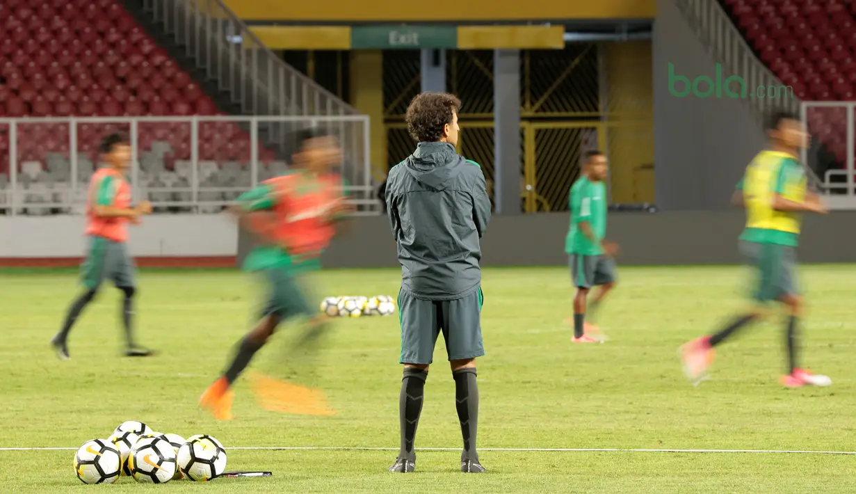 Pelatih Luis Milla mengawasi sesi uji coba lapangan jelang melawan Jepang U-19 di Stadion Utama GBK, (24/3/2018). Laga tersebut merupakan persiapan Timnas U-19 ke Piala Asia 2018. (Bola.com/Nicklas Hanoatubun)