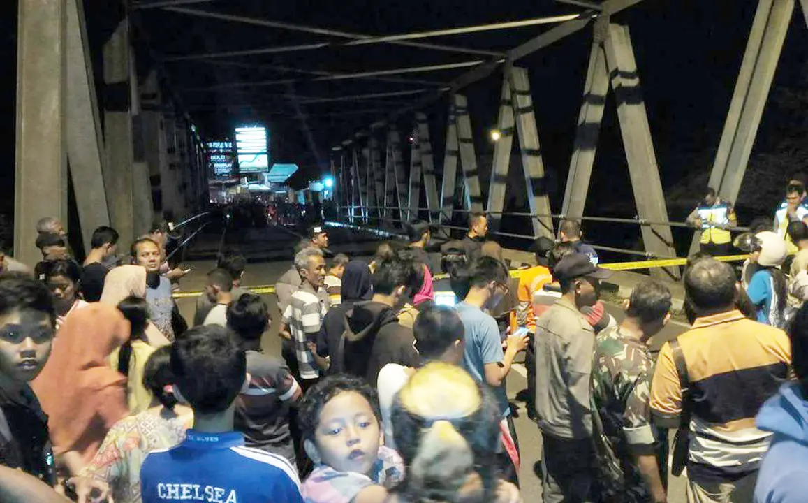 Jembatan Ledug di Purwokerto Timur, Kabupaten Banyumas, Jawa Tengah, ditutup akibat luapan sungai. (Foto: Nugroho S/Liputan6.com/Muhamad Ridlo)