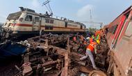 Kecelakaan kereta api ini merupakan paling mematikan di negara itu dalam lebih dari 20 tahun. (Photo by Dibyangshu Sarkar/AFP)