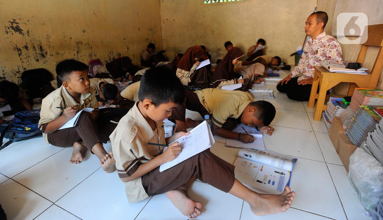 Kegiatan belajar mengajar (KBM) dengan kondisi tanpa meja kursi di sekolah yang berjarak hanya sekitar 60 km dari Istana Negara Jakarta ini sudah berjalan lebih dari dua tahun. (merdeka.com/Arie Basuki)