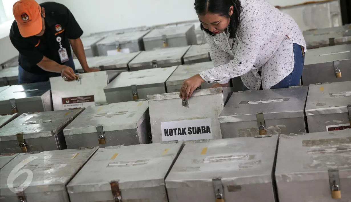 Petugas Pemungutan Suara (PPS) memeriksa 104 kotak suara di Kelurahan Menteng, Jakarta, Kamis (13/4). Sebagian besar logistik untuk Pilkada DKI 2017 pada 19 April mendatang telah didistribusikan sampai tingkat kelurahan. (Liputan6.com/Faizal Fanani)