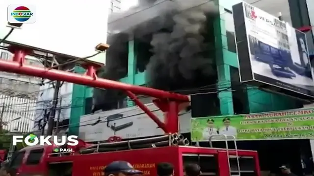 Tujuh bangunan semi permanen dan ruko di Medan, Sumatera Utara, hangus terbakar. Kebakaran yang terjadi di kawasan permukiman padat ini diduga dipicu hubungan pendek arus listrik.