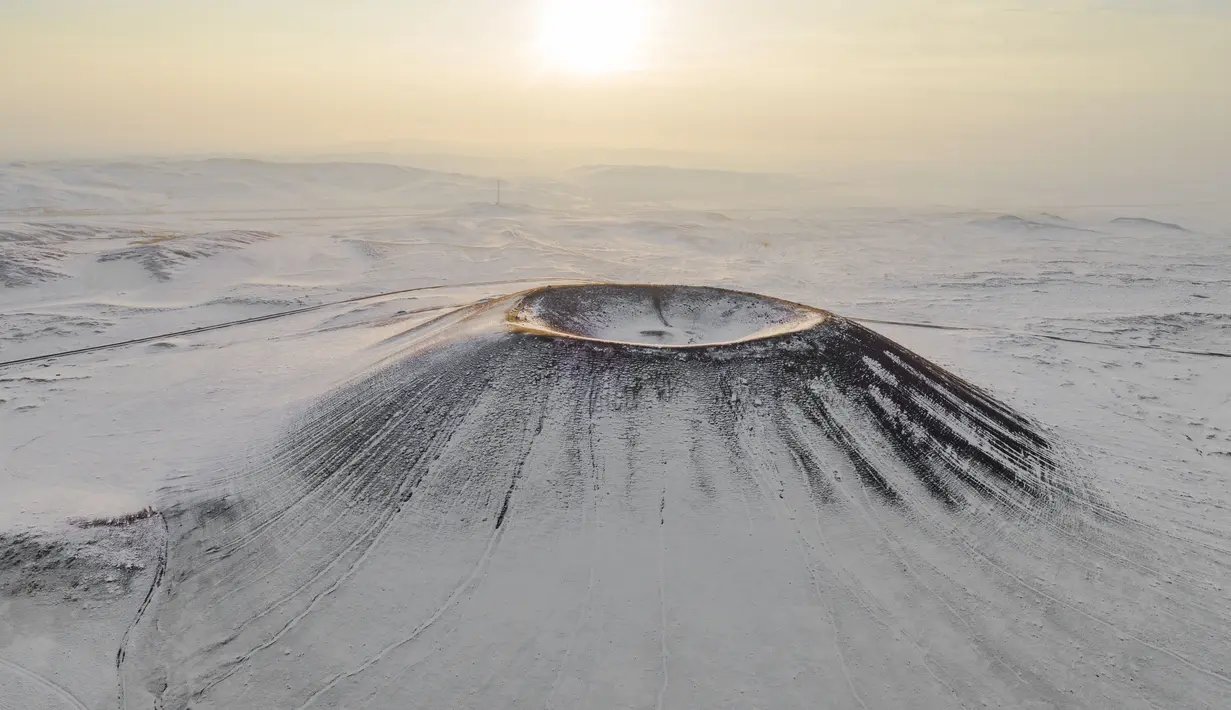 Foto dari udara yang diabadikan pada 28 November 2020 ini menunjukkan pemandangan gunung berapi yang berselimut salju di Ulanqab, Daerah Otonom Mongolia Dalam, China utara. (Xinhua/Wang Zheng)