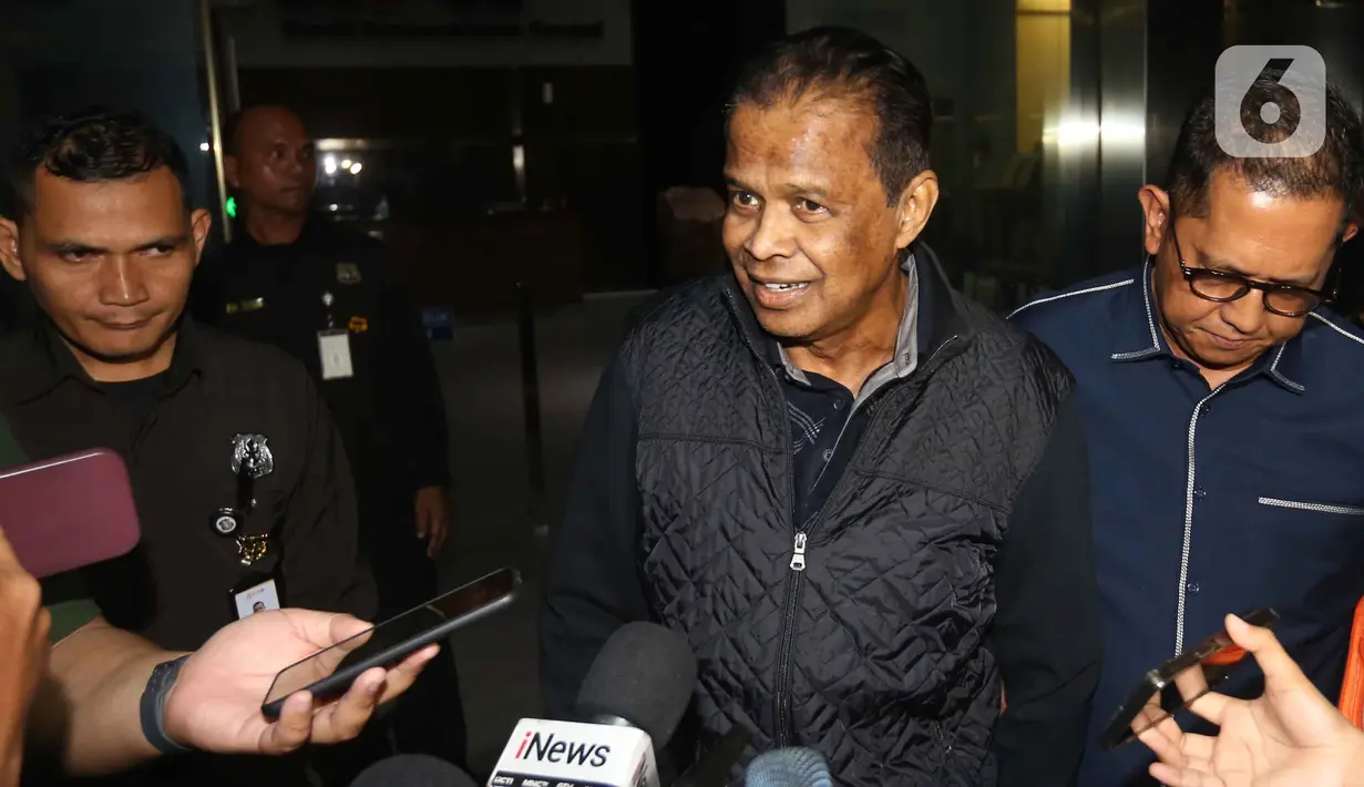 Mereka adalah mantan Menteri Agama Yaqut Cholil Qoumas, Ishfah Abidal Aziz alias Gus Alex selaku mantan staf khusus pada era Menag Yaqut Cholil, serta Fuad Hasan Masyhur selaku pemilik biro penyelenggara haji Maktour. Tampak dalam foto, pemilik agen perjalanan haji dan umroh, Maktour Travel, Fuad Hasan Masyhur, menjawab pertanyaan pewarta saat meninggalkan Gedung Merah Putih Komisi Pemberantasan Korupsi (KPK), Jakarta, Senin (26/1/2025). (Liputan6.com/Helmi Fithriansyah)