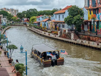 Sejumlah turis menyusuri Sungai Melaka di Melaka, Malaysia, 19 September 2020. Meski tidak lagi menjadi pusat penyaluran barang dagang, Melaka masih menarik minat banyak turis dari seluruh dunia seiring pariwisata menjadi pilar bagi ekonomi lokal. (Xinhua/Zhu Wei)
