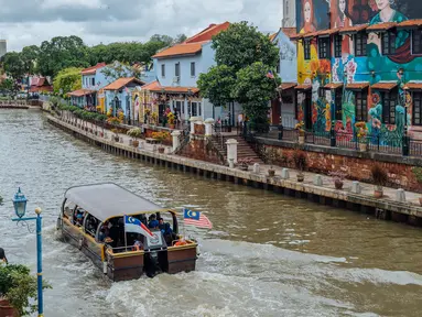 Sejumlah turis menyusuri Sungai Melaka di Melaka, Malaysia, 19 September 2020. Meski tidak lagi menjadi pusat penyaluran barang dagang, Melaka masih menarik minat banyak turis dari seluruh dunia seiring pariwisata menjadi pilar bagi ekonomi lokal. (Xinhua/Zhu Wei)