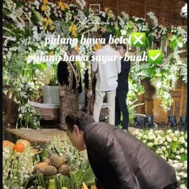 Pesta Pernikahan Unik di Surabaya, Tamu Bebas Pulang Bawa Buah dan Sayuran
