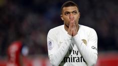 Striker Paris Saint-Germain (PSG), Kylian Mbappe, tampak kecewa usai gagal membobol gawang Lille pada laga Liga Prancis di  Stade Pierre Mauroy, Minggu (14/4). PSG takluk 1-5 dari Lille. (AP/Christophe Ena)