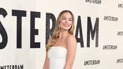 Margot Robbie berpose saat menghadiri World Premiere "Amsterdam" di Lincoln Center di New York City pada 18 September 2022. Rambut pirangnya terbelah di tengah, membiarkan rambutnya jatuh melewati bahunya dalam ikal yang elegan. (Dia Dipasupil/Getty Images/AFP)