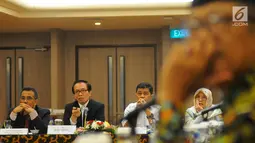 Ketua Kelompok Kerja Industri Pertanian dan Kehutanan KEIN Benny Pasaribu (dua kiri) memberi pemaparan saat FGD di Jakarta, Senin (29/4/2019). FGD membahas strategi permodalan yang berkelanjutan dalam pengembangan agribisnis padi. (Liputan6.com/Angga Yuniar)